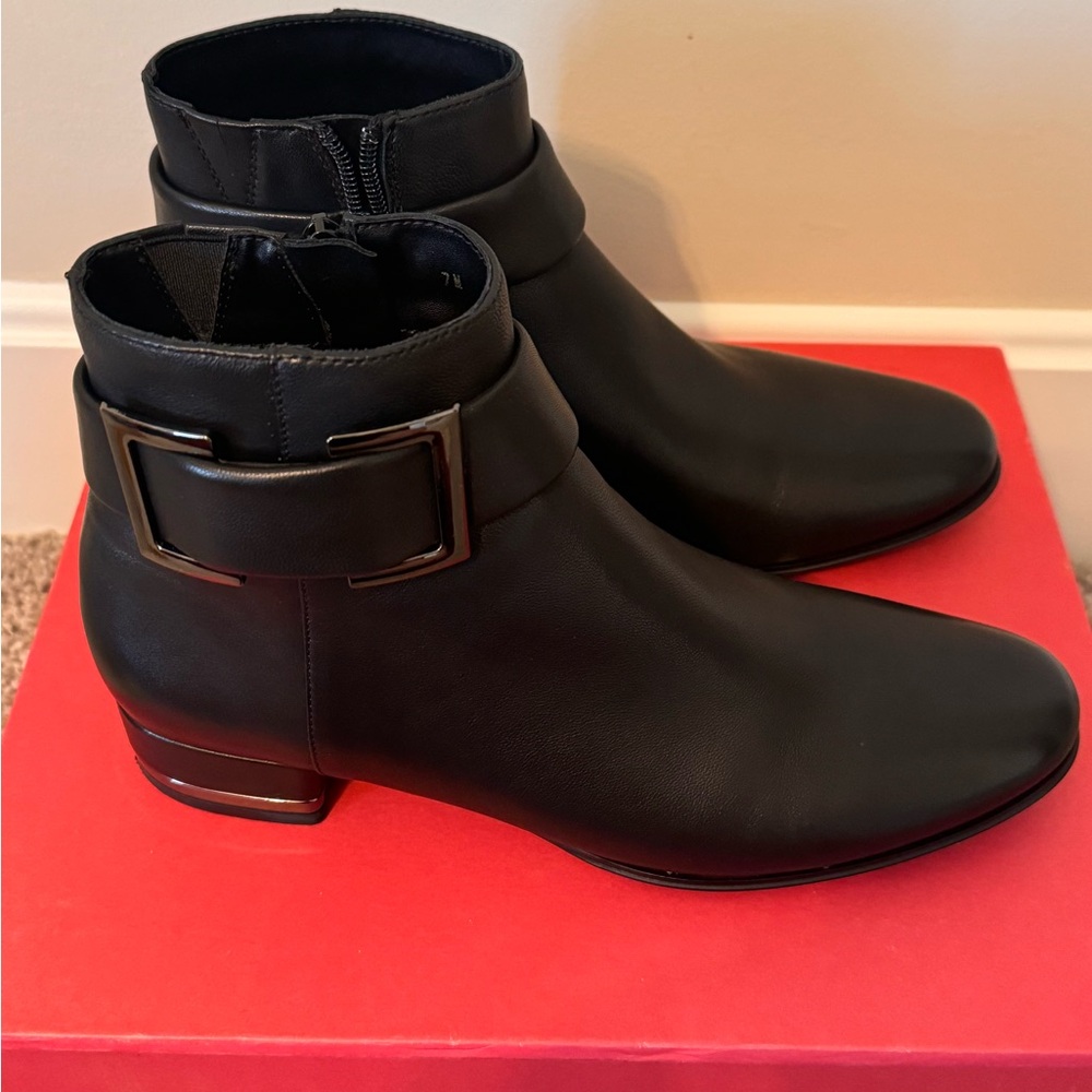 Vaneli Avenel black booties